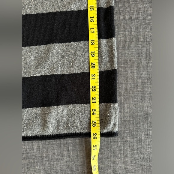 GAP | Oversized Striped Crewneck Sweater – Black & Gray | Size L (Unisex Fit) - Picture 8 of 10